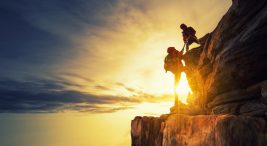 Dağcılık Sporunu Kim Buldu ? Güneş ışığıyla beraber tırmanma eylemine geçen dağcılar. Üstelik müthiş bir manzara eşliğinde..