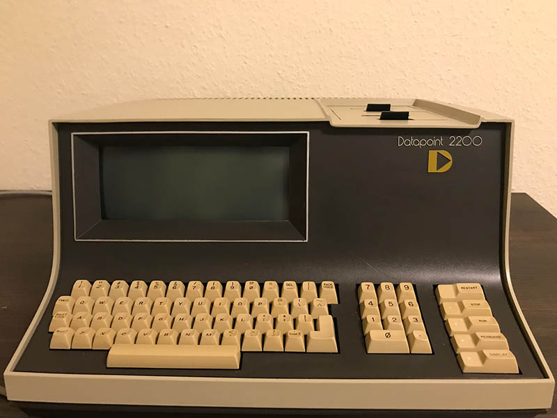 DataPoint 2200 (1970'ler). DataPoint'in 1970'lerde günümüze evrileceği sinyallerini verdiği efsanevi 2200 modeli..