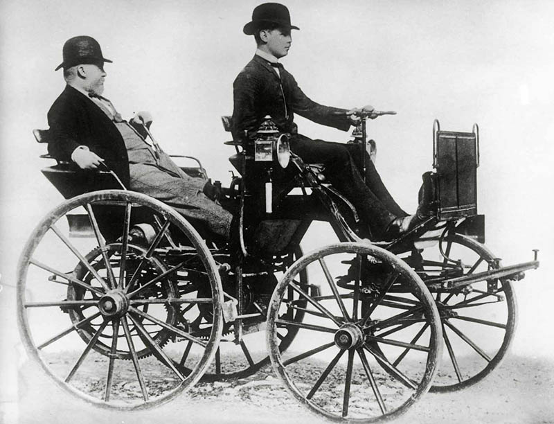 Dünyanın ilk dört tekerlekli ve motorlu arabası. Arabayı Kim Buldu?