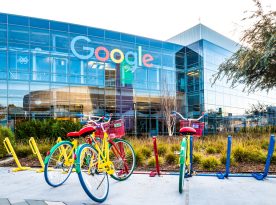 Google'ı Kim Kurdu? Google'ın, Amerika'daki Silikon Vadisi'nde bulunan genel merkezinden bir görüntü ve bisikletler..