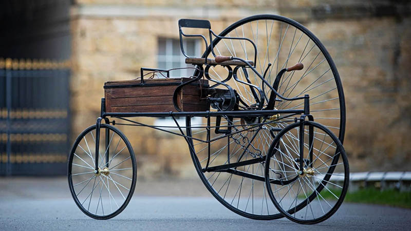Gustave Trouvé ve dünyanın ilk elektrikli, aynı zamanda sürülebilir aracı.