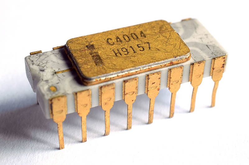 İlk mikroişlemci Intel 4004